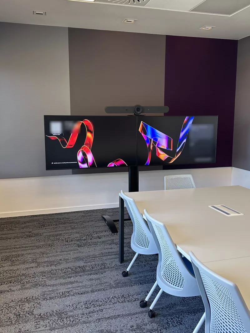 Meeting room with twin displays and a video bar
